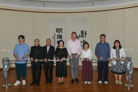 (From left) Ribbon-cutting ceremony by Participating Artists Mr Tso Cheuk Yim, Prof. Leong Lampo, Prof. Lee Yun Woon, Head of the Art Promotion Office Dr Lesley Lau, UMAG Director Dr Florian Knothe, Participating Artists Ms Yeung Yuk Kan, Mr Lee Wing Ki and UMAG Curator Dr Sarah Ng.